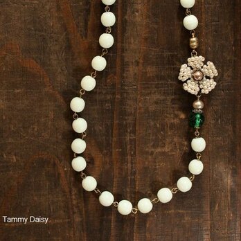 vintage 淡いカスタードグリーン・ミルクガラスのネックレスの画像
