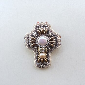 クロスのブローチ c