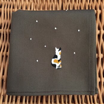 ハンカチ 冬の三毛猫刺しゅう(雪と福寿草)の画像