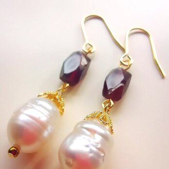 大粒しずくの淡水パールとガーネットのピアス