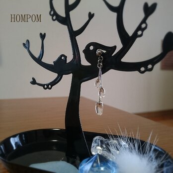 透明な雫のピアス  ホムポムの画像