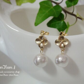 【HanTtam J】  gold cherry blossoms × cotton pearl ピアスの画像