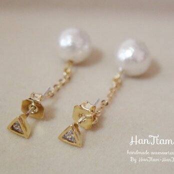 【HanTtam J】 triangle cubic zirconia × cotton pearl ピアス (パールキャッチ)の画像