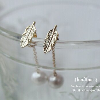 【HanTtam J】  gold feather × cotton pearl ピアス (パールキャッチ)の画像