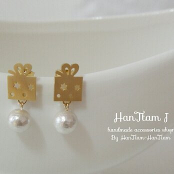 [HanTtam J]  gold present box × cotton pearl ピアスの画像