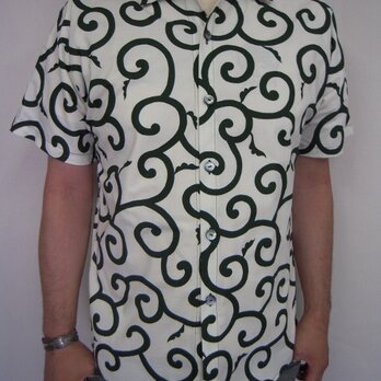 唐草模様半袖シャツ（生成り×緑）の画像