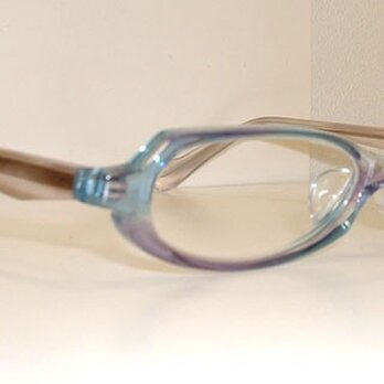 あなたの肌に透明感を出すメガネ（メガネフレーム）