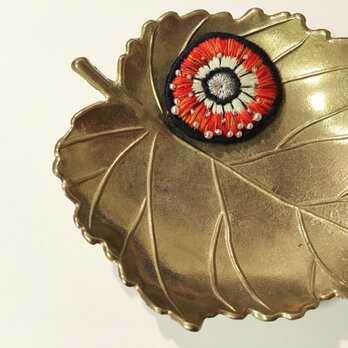 お花の小さめブローチ（シュイロ）