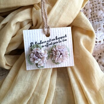 ピアス 淡いピンクの白詰草