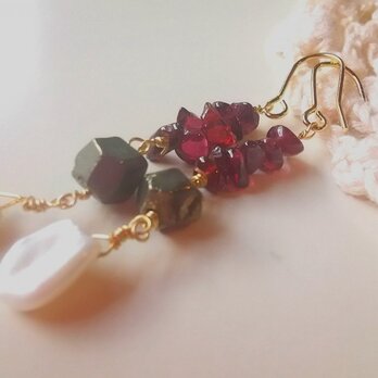 花びらのピアス　〜パール、パイライト、ガーネット〜