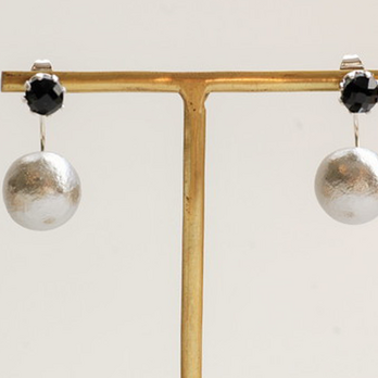 ブラッククリスタルとコットンパールのピアス