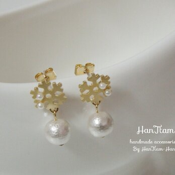 【HanTtam J】  gold snowflakes × cotton pearl ピアスの画像
