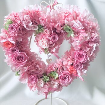 【プリザーブドフラワー／ハートリースアレンジ】ピンク色の薔薇たちがハートのかたちに込めた愛のメッセージの画像