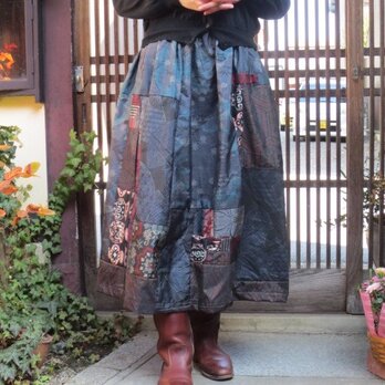 大島紬でリメイクスカート☆シックな中に赤色パッチして大人ロングの画像