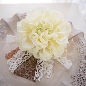 入園入学卒業、結婚式に大人可愛いコサージュ・ダリアフレッシュホワイトの画像