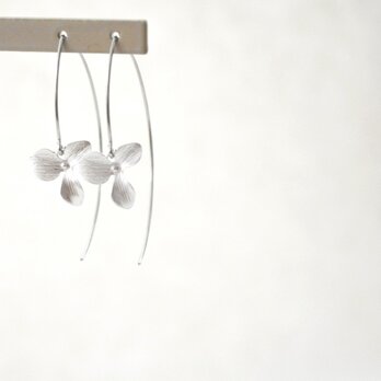 Silver Flower Long Hook Pierceの画像