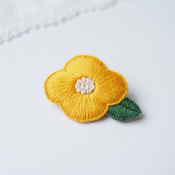 [受注制作]お花の刺繍ブローチ（yellow）の画像