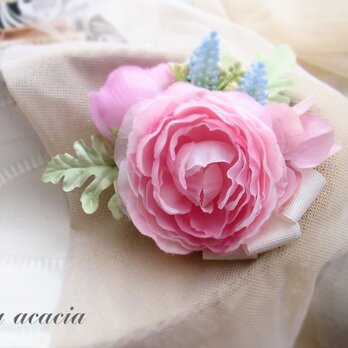 人気配色　ピンクのラナンキュラスに水色の花を添えたコサージュブローチ　ヘッドドレス　の画像