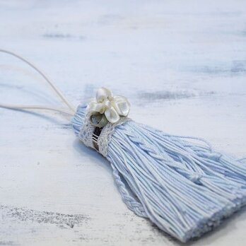 ❁お花タッセル❁ 【アン・ローズ】バラのつまみ細工＆編みこみ　帯飾り・キーホルダー・バッグチャーム　ブルーの画像