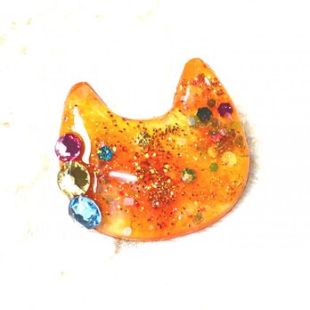 猫型ブローチペールオレンジスワロ付きの画像
