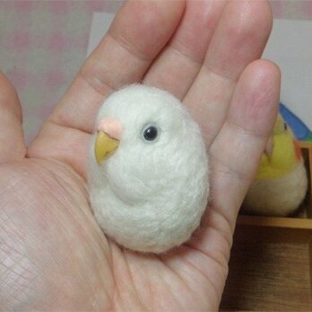 セキセイインコ　ピュアホワイト★マグネット/ブローチどちらか選択 羊毛の小鳥 受注作成　羊毛フェルト　鼻の色変更可能の画像