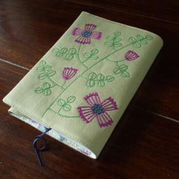 花刺繍の文庫本ブックカバー　ベージュの画像