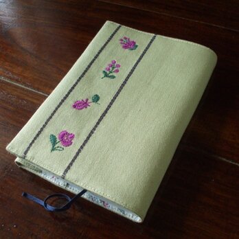小花刺繍の文庫本ブックカバー　ベージュの画像
