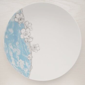 梅の花～薄い青のお皿の画像