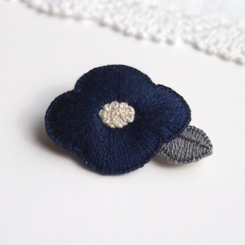 [受注制作]お花の刺繍ブローチ（navy）の画像