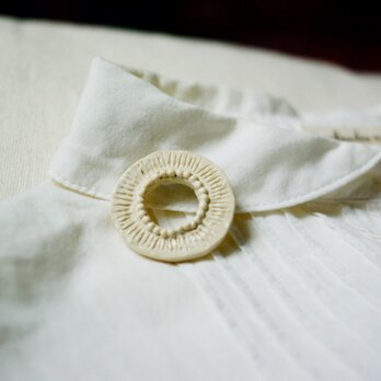 無花果のブローチ（m）/ white