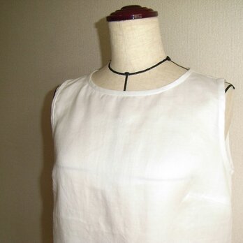 ノースリーブのリネン１００％シンプルブラウス（白）