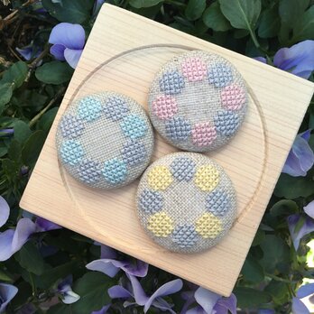 グレー×パステルの刺繍ヘアゴムの画像