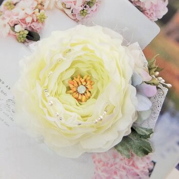 エルザの花飾り☆ラナンキュラスとあじさいのコサージュ☆*:.ピュアホワイトの画像