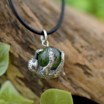 限定商品　スロ〜ライフなナマケモノ玉ペンダント　グリーンアパタイト　革ヒモネックレス付き