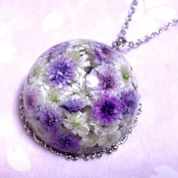 かすみ草のドーム型ネックレス・紫＆白の画像