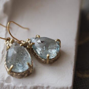 揺れるタイプのアクアマリンピアス