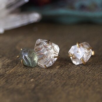 原石のダイヤモンドクォーツとブルージルコンのピアスの画像