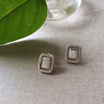 メタルストーンのプレートピアス