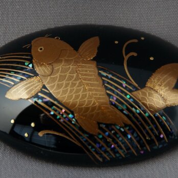 本堅地・漆塗・鯉蒔絵帯留