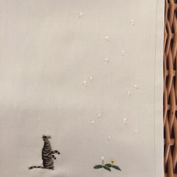 ハンカチ 猫とたんぽぽの綿毛の刺しゅうの画像