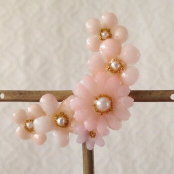 染め花を樹脂加工した小花の三日月型片耳イヤーカフ(ピンク)の画像