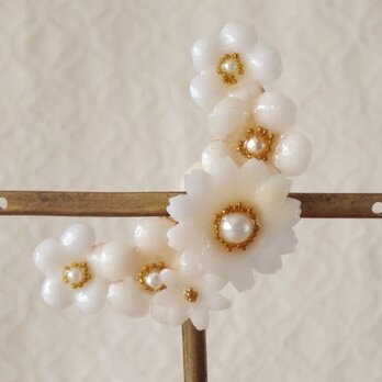 染め花を樹脂加工した小花の三日月型片耳イヤーカフ(ホワイト)の画像