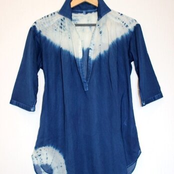 ◆100％自然素材　天然灰汁発酵建て 本藍染め作品◆　肩・裾絞り模様 五分袖チュニックの画像