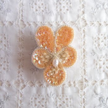 ちいさなビオラのブローチ　ライトオレンジ