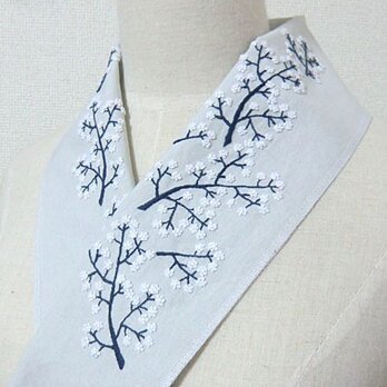 手刺繍半襟＊白花の小枝の画像