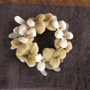 ヤドリギとベージュパンジーのリースコサージュ