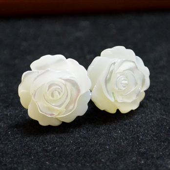 白薔薇の一粒ピアス（12mm・チタンポスト）の画像