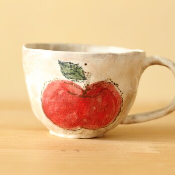 粉引き手びねり赤いリンゴのカップ。の画像