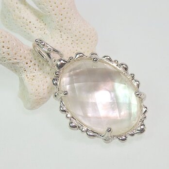 ホワイトシェルと水晶のペンダント