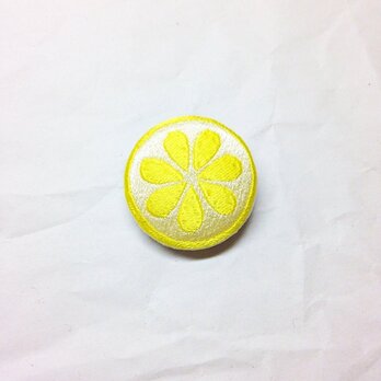 刺繍ボタンブローチ　「レモン」の画像